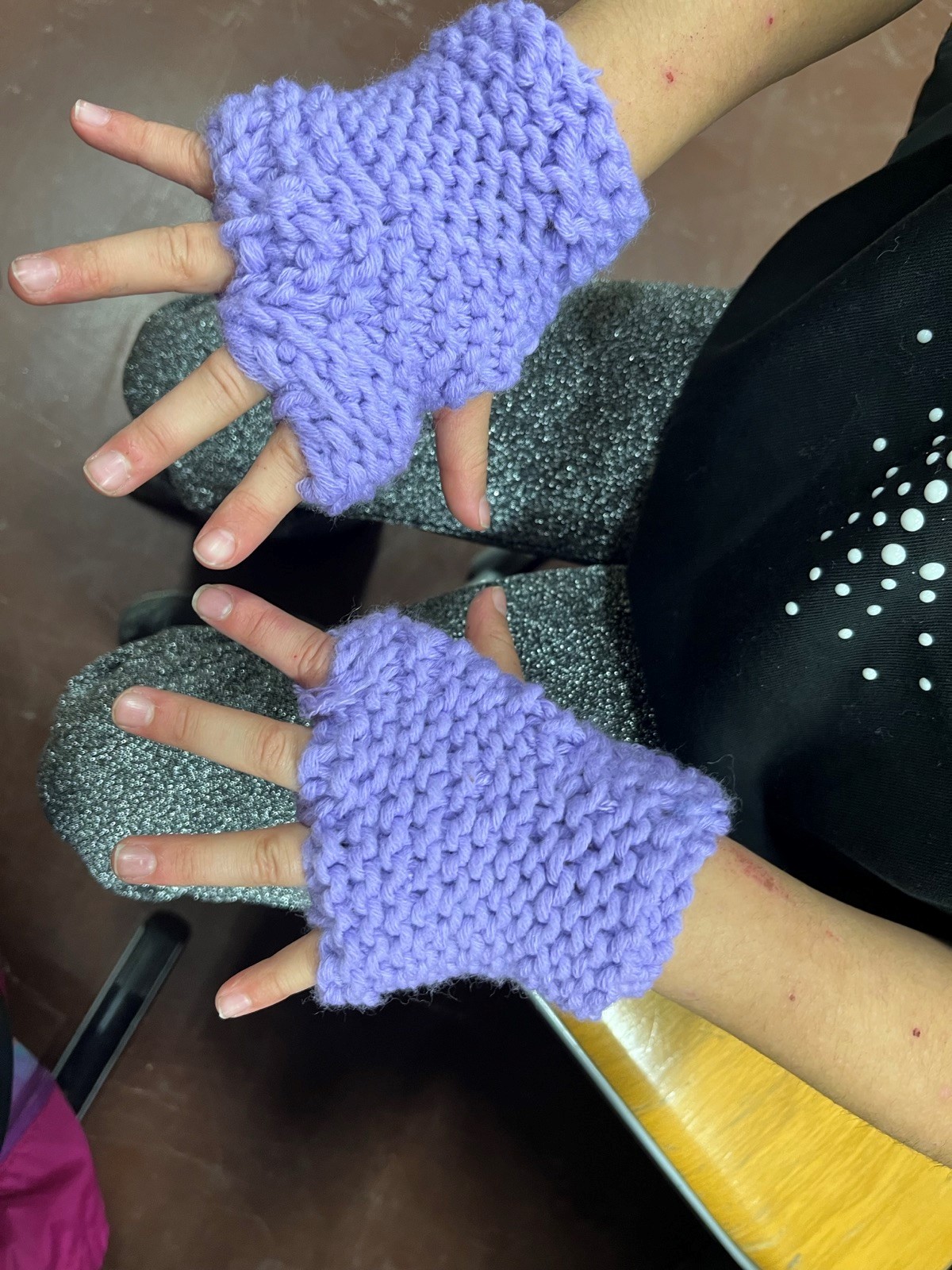 selbstgehäkelte Handstulpen an Kinderhänden